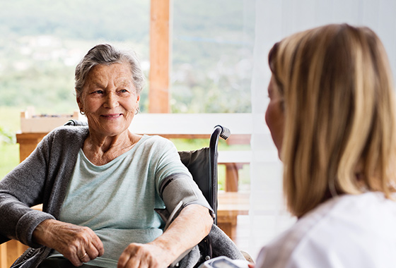 Befragung: Pflegebedürftige bewerten Pflegeberatung positiv